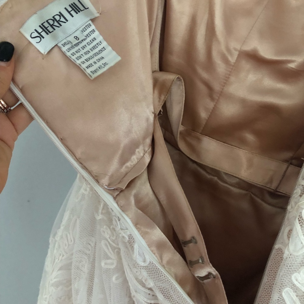 SHERRI HILL LACE DRESS - Picture 4 of 4